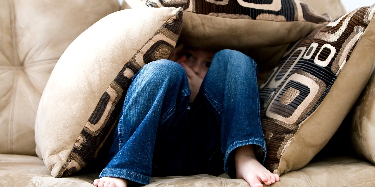 Miedos por Edades: Cómo Afrontar los 5 Temores Más Comunes de Tu Pequeño (Una Guía para Padres)